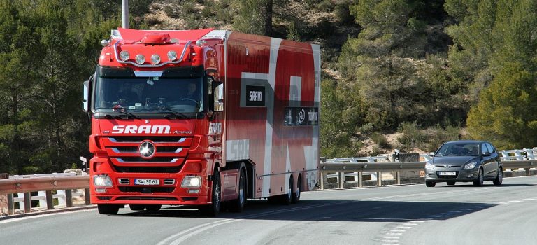 camion sur la route