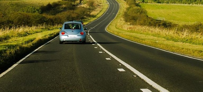 voiture sur une route de campagne