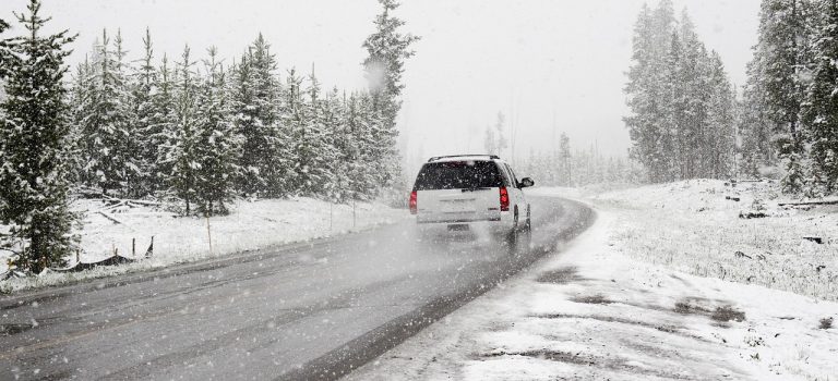voiture sur la neige